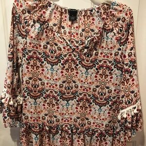 CLOSET CLEAN OUT- ACCEPTING ANY OFFER!! 
Multicolored print top